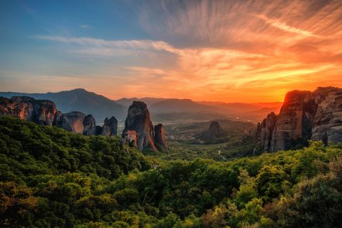 Meteora: Guided Sunset Tour with Monasteries and Caves Visit
