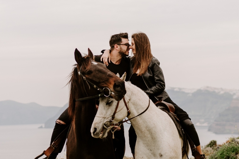 Santorin : Randonnée à cheval privée exclusive avec pique-niqueVisite exclusive avec surprise (finger food et vin)
