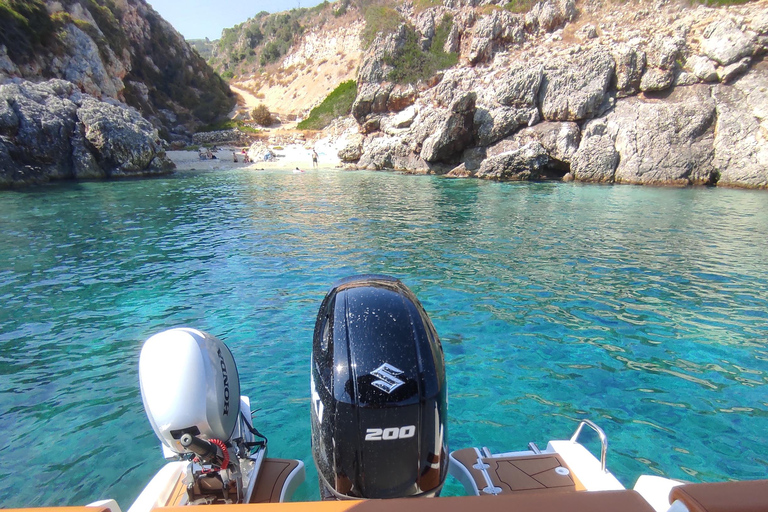 Croisière privée vers la plage des épaves et les grottes bleues