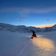 Longyearbyen : aventure en motoneige jusqu'au pingo sous la nuit polaire