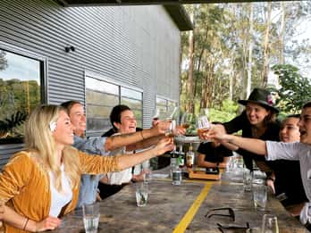 Byron Bay: Full-Day Brewery and Distillery Tour with Lunch