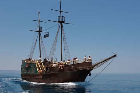 Rethymno: crociera al tramonto su una barca pirata in legno