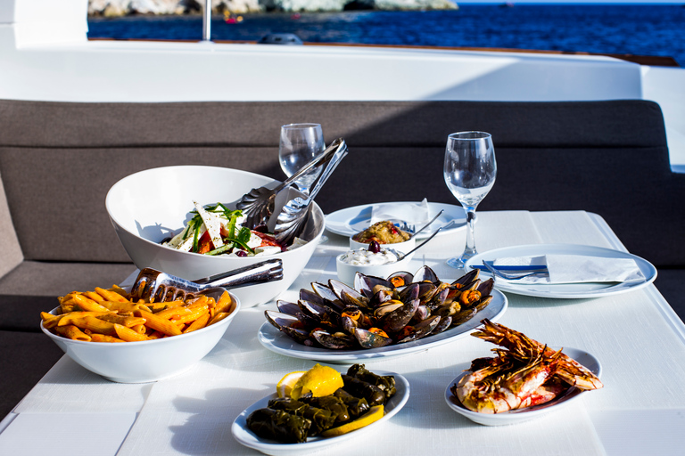 Santorin : croisière privée en catamaran avec repas barbecue et boissonsCroisière privée au coucher du soleil