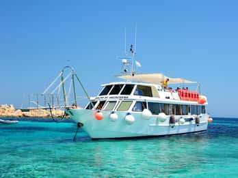 Olbia: Maddalena Archipel Bootstour mit Minibustransfer