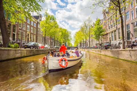 Amsterdam: rondvaart door de grachten met luxe open boot