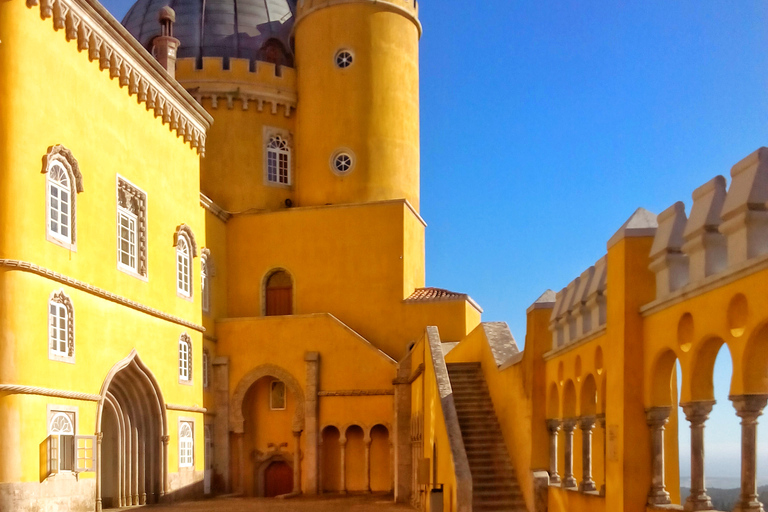 Sintra: Tour privato al Palazzo Pena e alla RegaleiraDa Lisbona o Cascais: tour privato di Sintra di un&#039;intera giornata