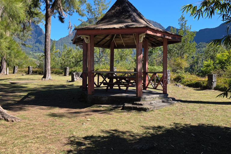 Réunion Island: Visit to the Maido Viewpoint for 1–8 people The Maïdo between sky and ocean
