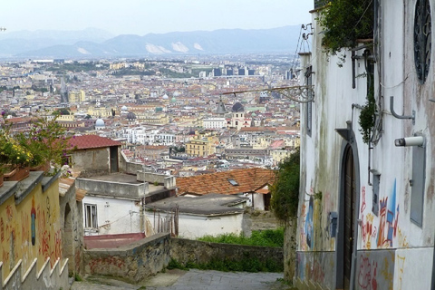 Tour a piedi dei contrasti e del panorama di NapoliTour panoramico di Napoli a piedi in inglese