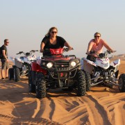 ドバイ：イブニング 砂漠ツアー（4輪バギー走行とBBQディナー付き）