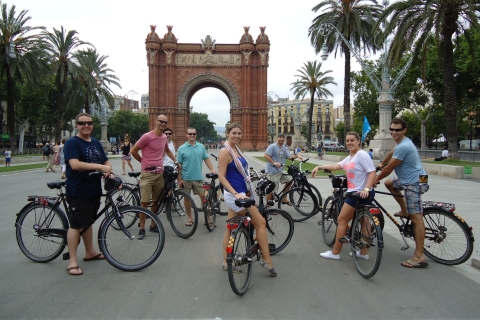 Barcelona: tour en bici y descanso en un bar de la playaBarcelona: tour en bici de mañana y bar en la playa