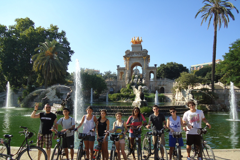 Barcelona: tour en bici y descanso en un bar de la playaBarcelona: tour en bici de mañana y bar en la playa