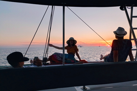 Santorini: Cruzeiro de catamarã com refeição e open barCruzeiro noturno com refeição, bebidas e vista do pôr do sol