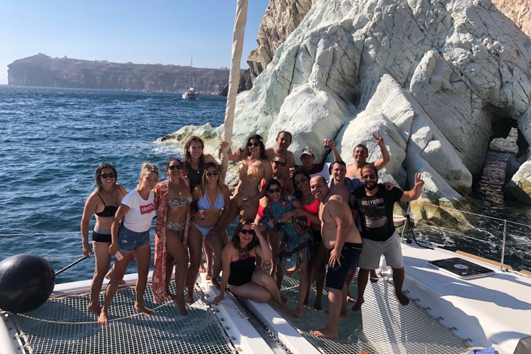 Santorin : croisière en catamaran avec repas et bar ouvertCroisière du matin avec repas et boissons