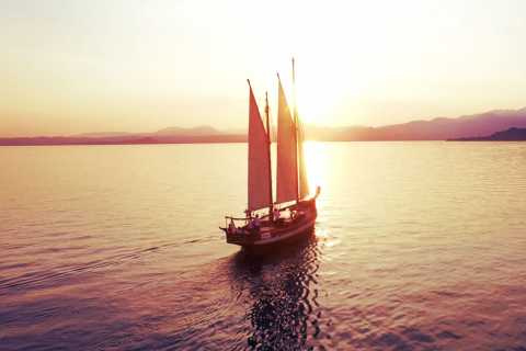 Gardasee: Historische Zweimast-Bootsfahrt bei Sonnenuntergang