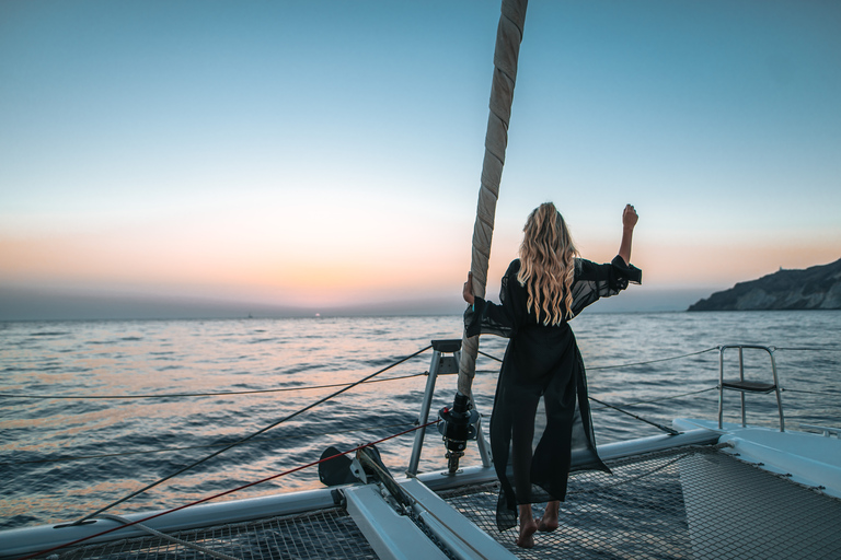 Santorini: Cruzeiro de catamarã com refeição e open barCruzeiro noturno com refeição, bebidas e vista do pôr do sol