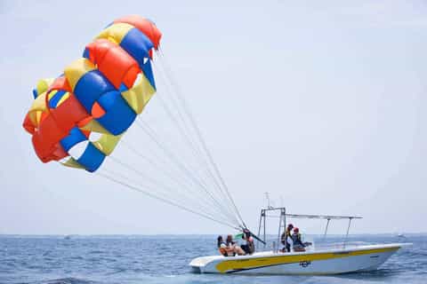 Mactan: 15-Minute Parasailing Experience