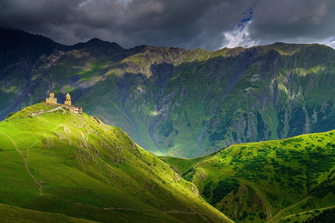 Från Tbilisi: Dagsutflykt till Gudauri och Kazbegi