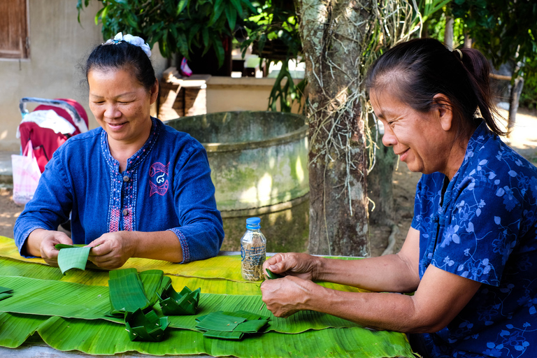 Aldeia local de Chiang Mai explorando com experiência em tecelagemTour Privado