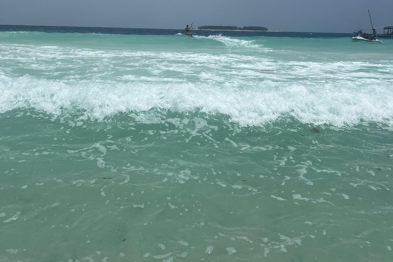 KiteSurf: Prywatne lekcje przed Mnemba, Zanzibar - początkujący/średnio zaawansowaniKitesurfing: prywatne lekcje przed Mnembą, Zanzibar – poziom początkujący/średnio zaawa
