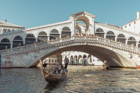 Venetië: privérit met de Rialtobrug-gondel
