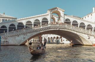 Venedig: Private Gondelfahrt mit Blick auf die Rialtobrücke