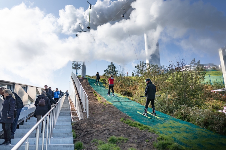 Kopenhagen: CopenHill Skipass inklusive Leihausrüstung1 Stunde Skifahren inklusive Ausrüstung