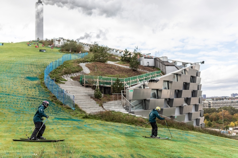 Kopenhagen: CopenHill Skipass inklusive Leihausrüstung1 Stunde Skifahren inklusive Ausrüstung