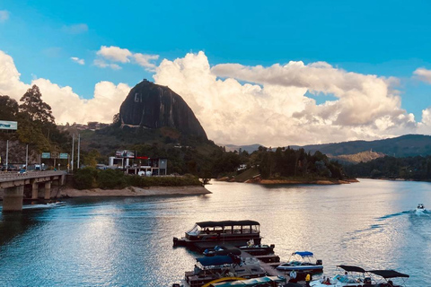 Da Medellin: Tour privato di Guatape, El Peñol, Giro in barca