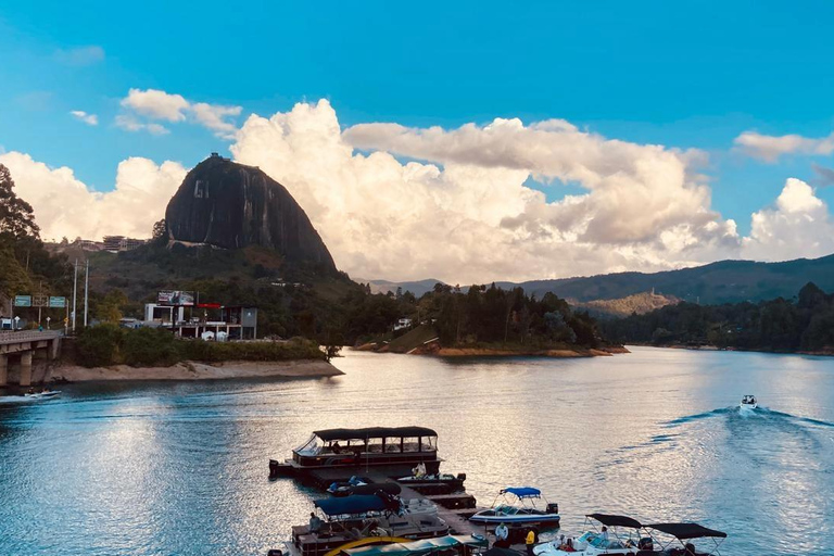 Da Medellin: Tour privato di Guatape, El Peñol, Giro in barca