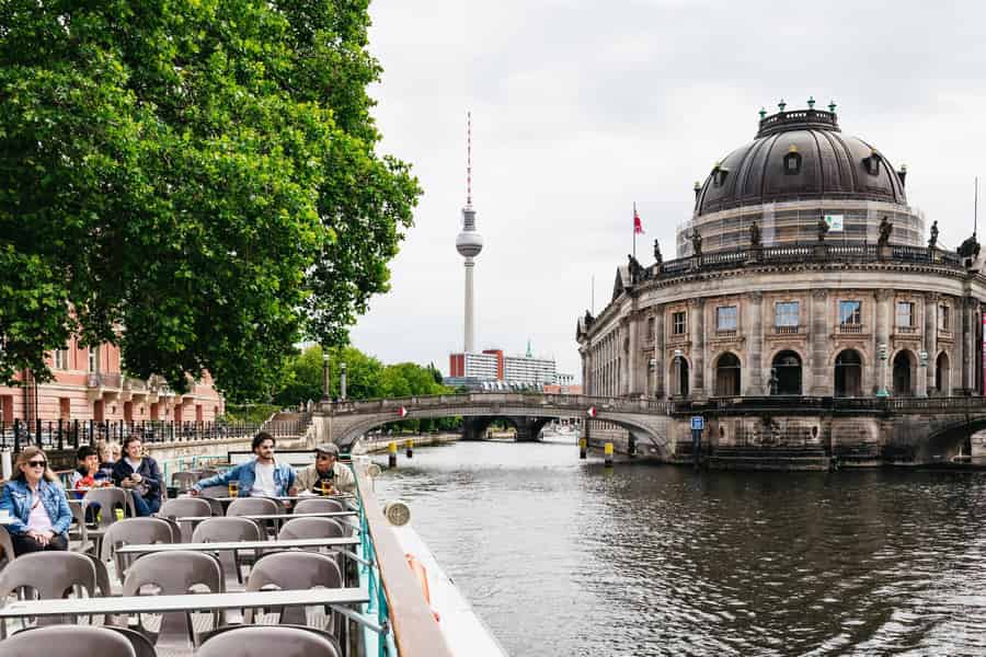 Berlin: Sightseeing-Flussrundfahrt auf der Spree. Foto: GetYourGuide