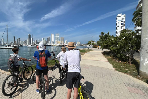 Passeio de bicicleta ao pôr do sol com visita à baía de Cartagena e GetsemaníPasseio de bicicleta ao pôr do sol com visita à Baía de Cartagena e Getsemaní