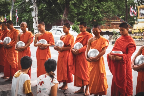 Chiang Mai: Buddhist Almsgiving and Market Tour with Meal Private Tour
