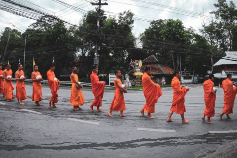 Chiang Mai: buddyjska jałmużna i wycieczka po targu z posiłkiemPrywatna wycieczka