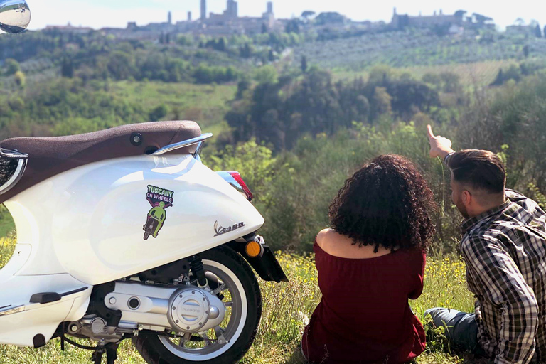 Florence: Toscane Vespa Tour naar San GimignanoBESTUURDER (18+)