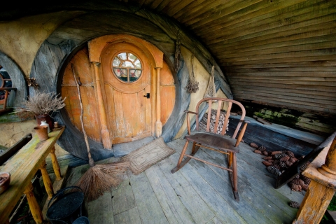 Depuis Auckland : Hobbiton et journée aux grottes de WaitomoVisite premium de Hobbiton et des grottes de Waitomo