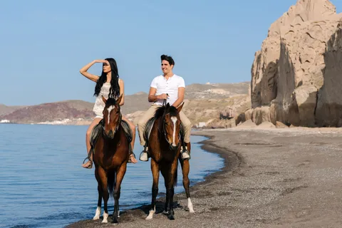 Santorini: Passeio a cavalo na praia de areia preta de Eros