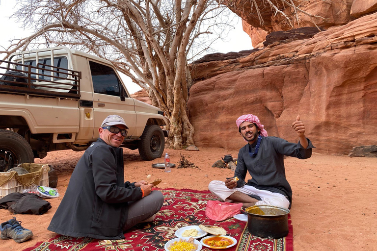 Deserto del Wadi Rum: Tour di un giorno in Jeep e pranzo tradizionale