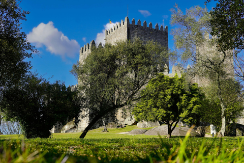 Porto: Guimarães i Braga Tour z biletami wstępu i lunchemZ Porto: Guimarães i Braga Tour z wejściem do zabytków