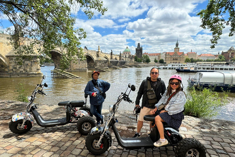 Tour del monastero e del punto panoramico di Praga in trike elettrico1,5 ore: 2 persone su 1 Trike