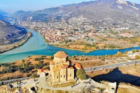 Da Tbilisi: tour privato di un giorno della città delle grotte di Jvari Borjomi