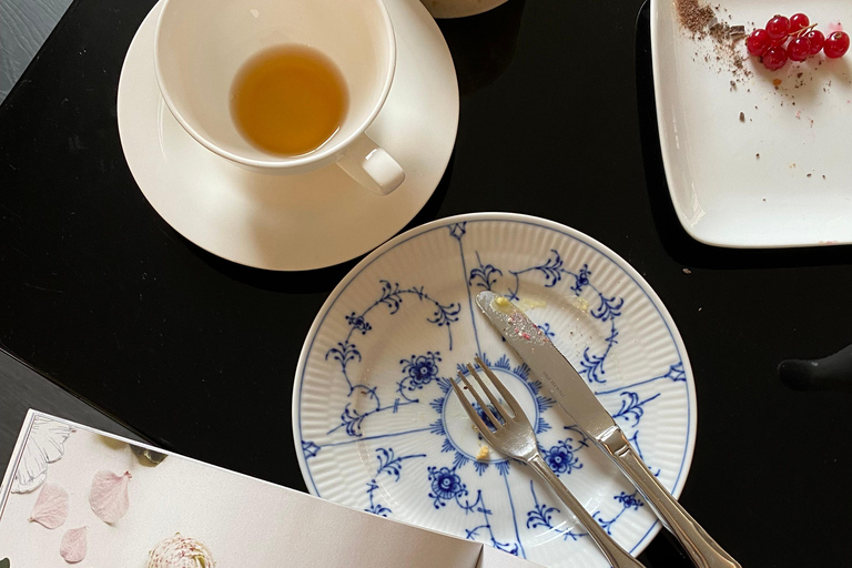 Oslo: Private Vintage Walking Tour with Photos Private Vintage Oslo Walk & Aesthetic Photos