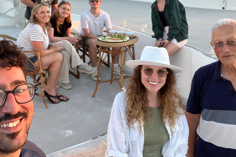 Visite d&#039;un manoir du XVe siècle - Bouteille de vin et plateau au coucher du soleil !Visite d&#039;un manoir du XVe siècle - Bouteille de vin et plateau au coucher du soleil.