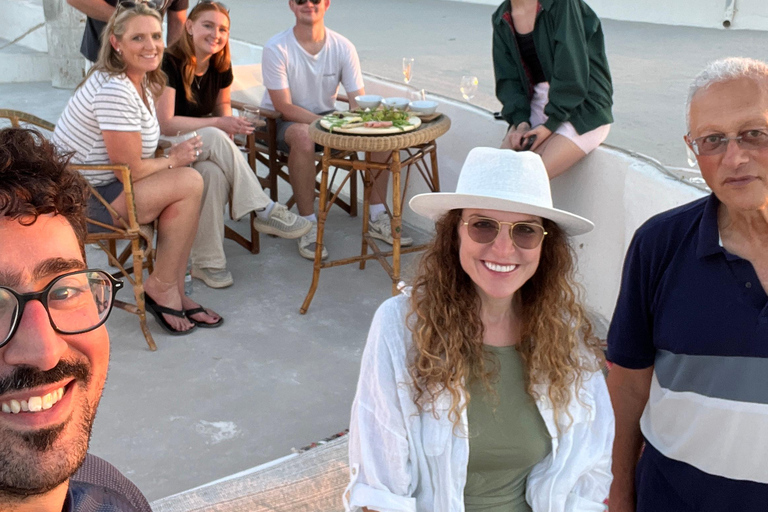 Visite d&#039;un manoir du XVe siècle - Bouteille de vin et plateau au coucher du soleil !Visite d&#039;un manoir du XVe siècle - Bouteille de vin et plateau au coucher du soleil.