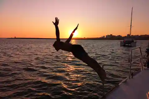 Da Vilamoura: Tour al tramonto su uno yacht a vela di lusso