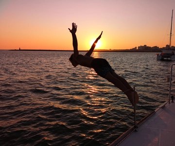Ab Vilamoura: Sonnenuntergangstour auf einer luxuriösen Segelyacht