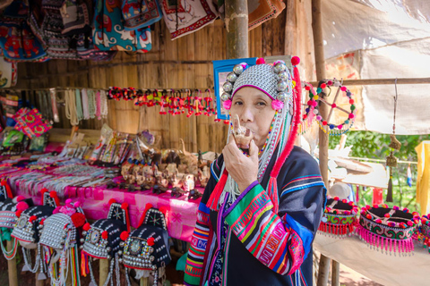 Excursión a los templos rojo, azul y blanco y a las aguas termales desde Chaing MaiTemplos rojos, azules y blancos y viaje a aguas termales desde Chaing Mai