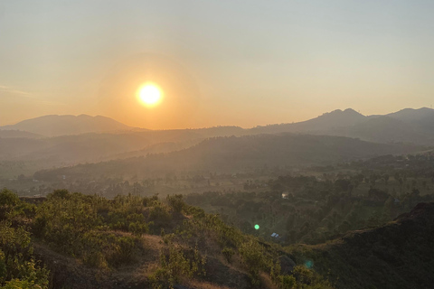 Arusha: Spaziergang zur goldenen Stunde &amp; Sonnenuntergang mit Blick auf den Mount MeruArusha: Spaziergang zur goldenen Stunde &amp; Sonnenuntergang vom Aussichtspunkt über dem Mount M