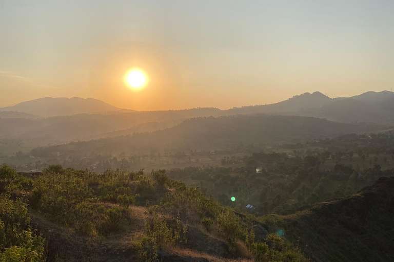 Arusha: Spaziergang zur goldenen Stunde &amp; Sonnenuntergang mit Blick auf den Mount MeruArusha: Spaziergang zur goldenen Stunde &amp; Sonnenuntergang vom Aussichtspunkt über dem Mount M