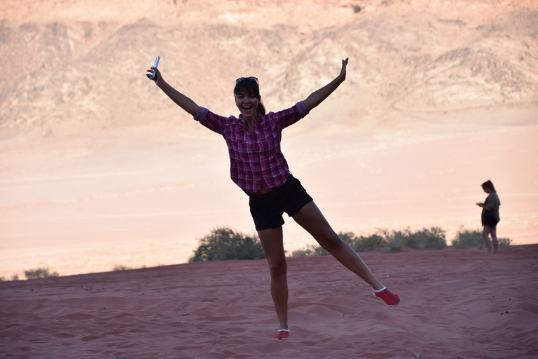 Desde Amman: Petra, Wadi Rum, viaje de 2 días al Mar Rojo y al Mar MuertoTienda de lujo