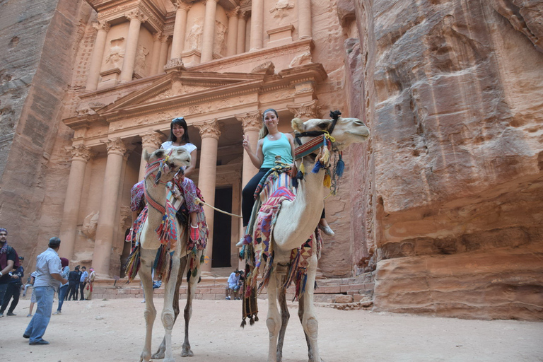 Desde Amman: Petra, Wadi Rum, viaje de 2 días al Mar Rojo y al Mar MuertoTienda de lujo